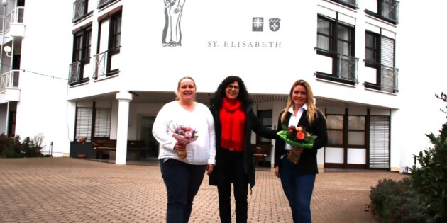 Caritas-Direktorin Stefanie Rhein gratulierte der neuen Heimleiterin Melanie Hagedorn (rechts) und der neuen Pflegedienstleiterin Cornelia Kremski (links). Foto: Hannelore Nowacki
