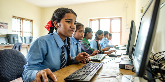Durch die Förderung können Schulen in Nepal mit Computerräumen ausgestattet werden. Foto: Karl Kübel Stiftung / Pietro Sutera