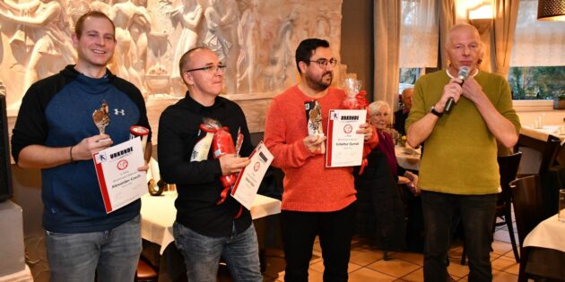 Trainer Fritz Baierle ehrte die Sieger der Breitensportvereinsmeisterschaft: Cebel Oymak für den ersten Platz, Stefan Faller für den zweiten Platz und Alexander Czech für den dritten Platz (v.r.). Foto: oh