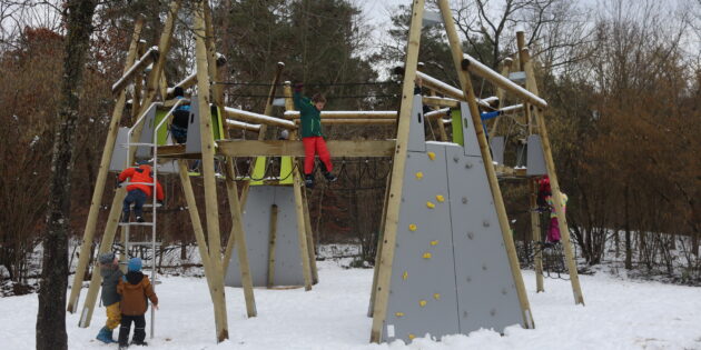 Die neuen Spielgeräte in Neuschloß wurden direkt in Beschlag genommen. Foto: Benjamin Kloos