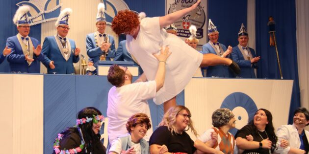 Das zehnköpfige Tanzteam zelebrierte Dirty Dancing als Sketch mit dem Titel „Dreckisches Donze“ auf ganz eigene Weise – zum Vergnügen von Elferrat und Publikum. Foto: Hannelore Nowacki