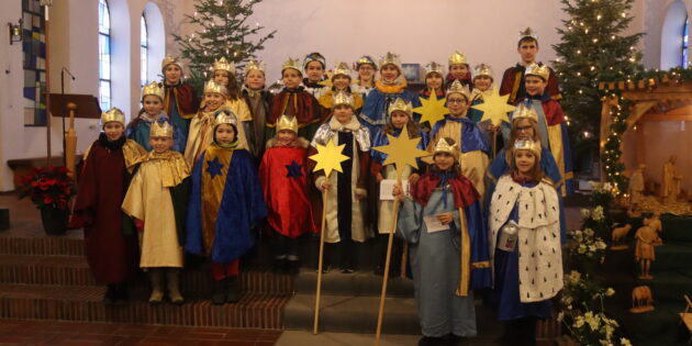 Am Donnerstag machten sich in Bürstadt 30 junge Sternsinger auf den Weg, um drei Tage lang Segen zu bringen und  Spenden für Kinder in Indonesien zu sammeln. Foto: Benjamin Kloos