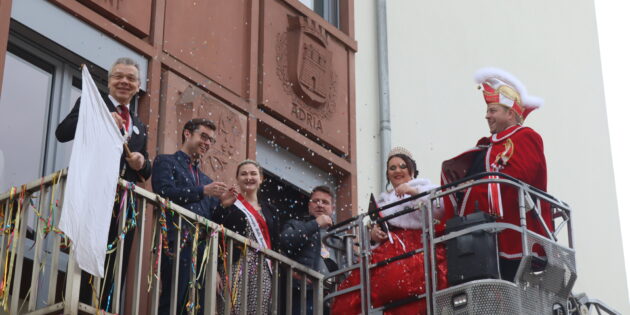 Das Stadtprinzenpaar Sabine II. und Patrick I. nahm, unterstützt durch die Feuerwehr, bereits am Rathausbalkon die Kapitulation durch die besiegten Verteidiger des Stadthauses um Bürgermeister Gottfried Störmer und Spargelkönigin Stella-Svenja I. (l.) entgegen. Foto: Benjamin Kloos