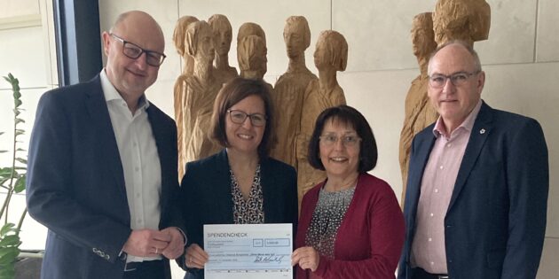Die Arbeitgeberstiftung Südhessen e.V. hat die Initiative „„Ohne Moos was los“ des Evangelischen Dekanats Bergstraße mit einer Spende in Höhe von 5000 Euro unterstützt. Bei der Spendenübergabe dieser Tage im Haus der Wirtschaft in Darmstadt freuten sich Spender und Empfänger – unser Bild zeigt (v.l.) Dirk Widuch (Generalsekretär der Arbeitgeberstiftung Südhessen und Geschäftsführer des Unternehmerverbands Südhessen), Yvonne Walter (stellvertretende Geschäftsführerin des Unternehmerverbands Südhessen), Ute Gölz (Präses des Evangelischen Dekanats Bergstraße) und Arno Kreh (Dekan des Evangelischen Dekanats Bergstraße).
Bild: Arbeitgeberstiftung Südhessen