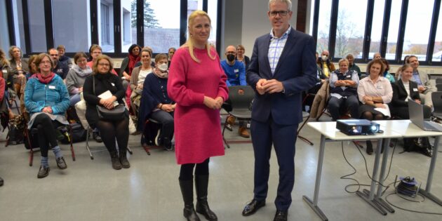 Stabübergabe beim Pflegetisch: Die Verantwortung für den Bereich Pflege innerhalb der Kreisverwaltung übergab Landrat Christian Engelhardt in die Hände der Ersten Kreisbeigeordneten Diana Stolz. Foto: oh