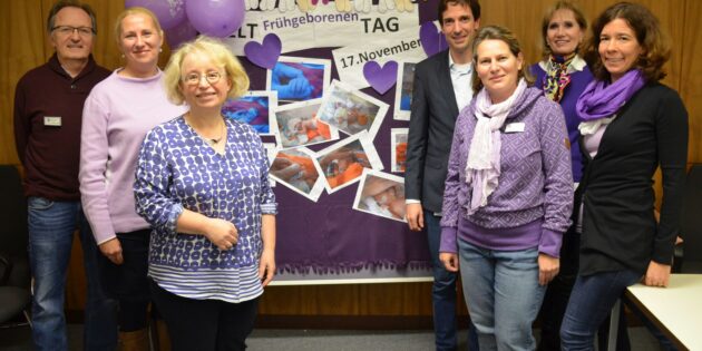 Lila ist die Farbe des Weltfrühgeborenentages am 17. November. Um auf die Probleme von Frühchen und ihren Familien aufmerksam zu machen, diskutierten im Landratsamt der Teamleiter der Frühe Hilfen Ulrich Schneider, die Erste Kreisbeigeordnete und Gesundheitsdezernentin Diana Stolz, Dr. med Cordula Müller, Chefärztin Gynäkologie und Geburtshilfe am Kreiskrankenhaus Bergstraße, Prof. Dr. Christian Gille, Ärztlicher Direktor der Klinik für Neonatalogie am Universitätsklinikum Heidelberg, Georgeta Ensinger von den Frühen Hilfen des Kreises, die Präventionsbeauftragte des Kreises Reinhild Zolg und Maike Gausepohl, Familien-, Gesundheits- und Kinderkrankenpflegerin (v.l.n.r.). Foto: oh