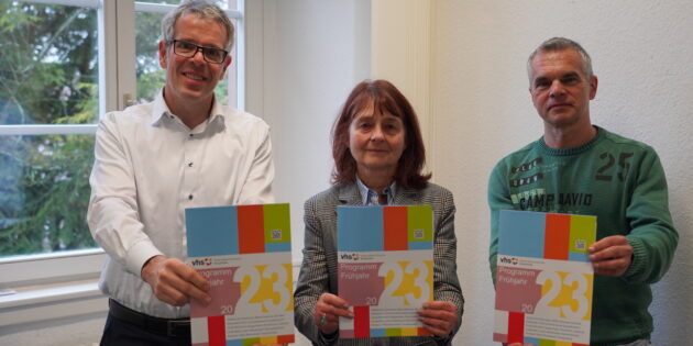 Ein Heft, prall gefüllt mit Kursangeboten. Vor Kurzem stellten Landrat Christian Engelhardt, die Leiterin der Kreisvolkshochschule Bergstraße Iris Hoch und der dortige Fachbereichsleiter für Gesundheit und Fitness Matthias Petry das neue Programm für das Frühjahr 2023 vor. Foto: oh