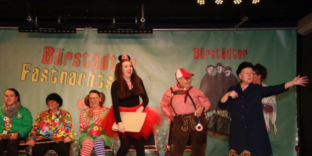 Zuschauen und mitmachen - beim BFC-Frauenfrühstück sind die Gäste wie beim Sketch der „Drei alten Weiber“ mit viel Spaß und Elan Teil des Programms. Foto: Hannelore Nowacki