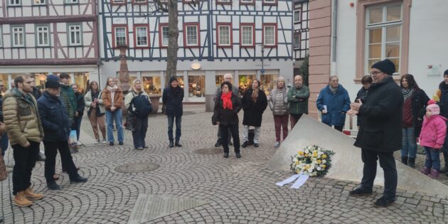 Holger Giebel, Vorsitzender des Bergsträßer Kreisverbandes der Gewerkschaft Erziehung und Wissenschaft (GEW), bei seiner Rede bei der Veranstaltung anlässlich des Tags zum Gedenken an die Opfer des Nationalsozialismus am „großen Stolperstein“ in Bensheim. Foto: oh