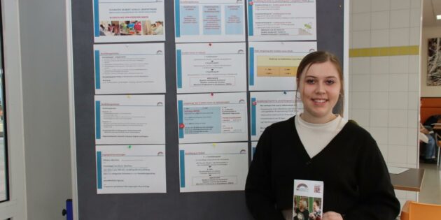 Erzieherin ist ihr Berufswunsch, der steht schon fest. Über Einzelheiten informierte sich Auricia Jurk  im Gespräch mit Fachlehrerin Michaela Frank von der Fachschule für Sozialpädagogik an der ESS. Foto: Hannelore Nowacki