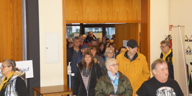 Als sich die Türen pünktlich zum Vorverkaufstermin öffnen, eilen die Interessierten zu den Tischen mit den einzelnen zum Verkauf stehenden Terminen.  Foto: oh
