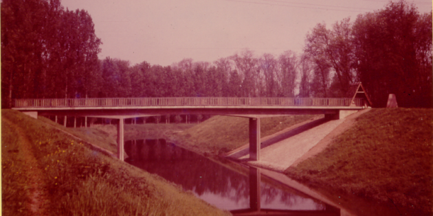 Die im Jahr 1959 neugebaute Steiner-Wald-Brücke. Rechts sind die kleine Schutzhütte (Weghäusel) zur Erinnerung an die alte Brücke, aus deren Steinen es 1961 errichtet wurde, und der Gedenkstein des Weschnitzverbandes (heute Gewässerverband Bergstraße) zu erkennen. Foto: Fotoarchiv VfH Nordheim, Aufnahme 1964