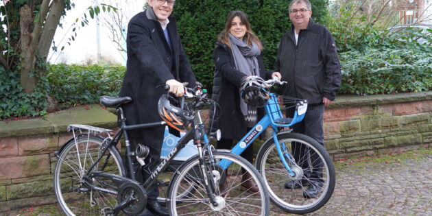 Arbeiten für die Verbesserung des Radverkehrs im Kreis Bergstraße: Landrat Christian Engelhardt, die neue Radverkehrsbeauftragte des Kreises Lisa-Marie Riemann sowie Reinhold Bickelhaupt, Leiter des Fachbereiches ÖPNV und Mobilität im Landratsamt (v.l.n.r.). Foto: oh