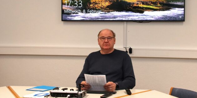 Pfarrer Ralf Kröger im Konferenzraum der Martin-Luther-Gemeinde. Foto: Hannelore Nowacki