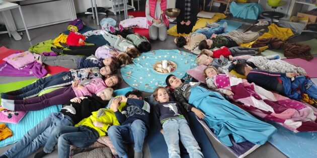 Die Klasse 1b der Astrid-Lindgren-Schule während des Workshops mit Christiane Hosemann (l.) und der kommissarischen Schulleiterin Dagmar Arzberger. Foto: oh