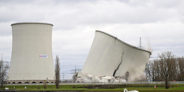 Spezialisten eines renommierten niederländischen Abbruchunternehmens den 80 Meter hohen Turm kontrolliert und erfolgreich zum Einsturz gebracht. Foto: Mirco Metzler / Die Knipser