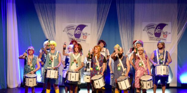 Der Musikzug der Freiwilligen Feuerwehr Bürstadt/Hofheim begeisterte mit der Trommelshow. Foto: oh