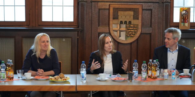 Hoher Besuch: Astrid Wallmann (Mitte), die Präsidentin des Hessischen Landtages, folgte der Einladung von Landrat Christian Engelhardt (rechts) und Erster Kreisbeigeordneter Diana Stolz (links) in das alte Rathaus nach Lorsch und nahm sich Zeit, sich mit den Vorsitzenden der Gemeindevertretungen, Stadtverordnetenversammlungen und des Kreistags über aktuelle Herausforderungen auszutauschen. Foto: oh