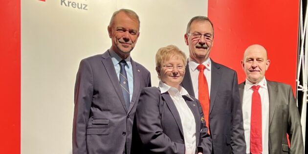 Dr. Volkmar Schön (Vizepräsident des Deutschen Roten Kreuzes und Gastredner beim Jahresempfang des DRK Bergstraße), die beiden stellvertretenden Kreisvorsitzenden des DRK Kreisverbandes Bergstraße Adelheid Schultheiß und Felix Kusicka sowie Christian Keilmann (DRK Kreisgeschäftsführer; v.l.). Foto: oh