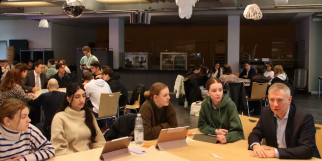 Zehn Minuten Zeit hatten die Schüler, um jeden der vier Landtagsabgeordneten zu ihrem Thema zu befragen und ihre Argumente vorzubringen (im Vordergrund Moritz Promny von der FDP). Foto: Hannelore Nowacki