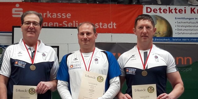 Die PBC-Mannschaft der Blankbogen-Schützen erreichte den dritten Platz: Harry Schweigkoffer, Christian Hartnagel und Andrej Klassen (v.l.). Foto: oh