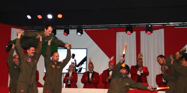 „Stecke un Steif“ bewiesen mit ihrem Showtanz Top Gun, dass sie Überflieger und völlig schwerelos sind. Foto: Hannelore Nowacki