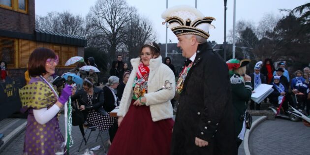 Die Geister sind gebannt, die Bürgermeisterin der Narrenschar für die Hilfe dankbar. Als Dank für den guten Zusammenhalt erhielt das Bürstädter Prinzenpaar den Rathausschlüssel ohne Kapitulation. Foto: Hannelore Nowacki