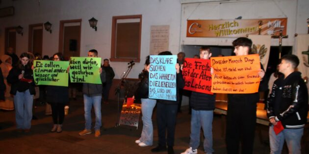 Eindrucksvolle Zitate von Alfred Delp hatten die Schüler der Alfred-Delp-Schule auf Plakate geschrieben. Foto: Hannelore Nowacki