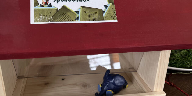 Der erste Tonie wartet in der Spendenbox auf Gesellschaft. Foto: oh