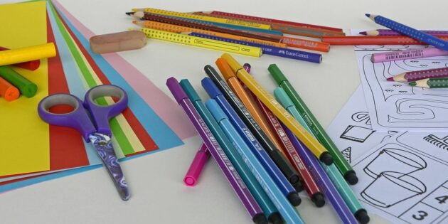 Kinder gestalten einen Flügelaltar