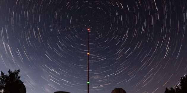 Diese Sternspuraufnahme einer SkyPole Anlage zeigt Richtung Himmelsnordpol. Foto: Denise Böhm-Schweizer