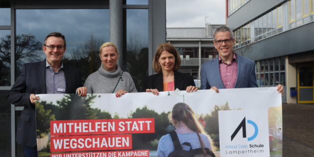 Im Rahmen des Projekttages an der Alfred-Delp-Schule wurde ein entsprechendes Banner übergeben, welches nun am Eingang der Schule auf das wichtige Thema Kindesmissbrauch aufmerksam macht – sehr zur Freude von Kriminalhauptkommissar Michael Rühl, der Ersten Kreisbeigeordneten Diana Stolz, Schulleiterin Sylvia Maier und Landrat Christian Engelhardt (v.l.). Foto: Benjamin Kloos
