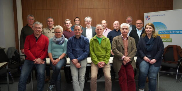 Landrat Christian Engelhardt (hinten, Mitte) und der Klimaschutzmanager des Kreises Bergstraße, 
Reiner Pfuhl (hinten, 2.v.r.) begrüßten die neu ausgebildeten BürgerSolarBerater aus dem Raum Bensheim-
Bürstadt. Foto: oh