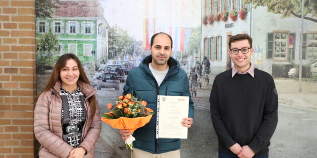 Kristina Delceva (Koordinatorin Integration und Migration bei der Stadt Lampertheim; l.) und der Erste Stadtrat Marius Schmidt (r.) freuen sich über das Engagement von Shvan Hasan (Mitte) als Integrationslotse. Foto: Stadt Lampertheim