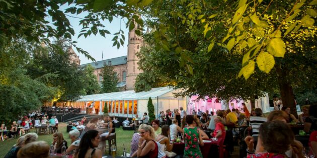 Kultur und Genuss gehen bei den Nibelungen-Festspielen in Worms Hand in Hand. Foto: Bernward Bertram