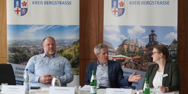 Landrat Christian Engelhardt (Mitte) stellte gemeinsam mit Barbara Meyer (r.) und Steffen Maurer die Bilanz nach knapp einem Jahr Arbeit der Koordinierungsstelle für Bürgerengagement im Kreis Bergstraße vor. Foto: oh