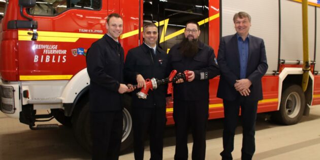 Gemeinsam im Bild das neue GBI-Team (von links) mit Patrik Kranz als stellvertretender Gemeindebrandinspektor, Gemeindebrandinspektor Christian Neumann mit seinem Vorgänger Ingo Ess und Bürgermeister Volker Scheib. Foto: Hannelore Nowacki