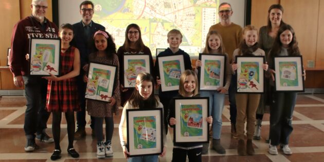 Mit Stolz und großer Freude wurde die Neuauflage des Lampertheimer Kinderstadtplans gefeiert (zwei Sieger des Malwettbewerbs konnten nicht kommen). Foto: Hannelore Nowacki