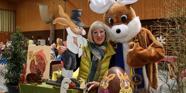 Der Osterhase schaute sich überall beim Internationalen Lampertheimer Ostermarkt des Lions Clubs um, hier am Stand mit Elke Mayer, Lehrerin am Lessing-Gymnasium. Foto: Hannelore Nowacki
