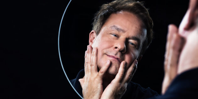 Mit seinem neuen Programm „Ich!“ gelingt Lars Reichow ein kabarettistischer Vergnügungskurs für den Umgang mit Selbstgefälligkeit und Selbstverliebtheit unter den Menschen. Foto: Mario Andreya