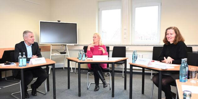 Die Erste Kreisbeigeordnete Diana Stolz (Mitte) zog gemeinsam mit der Leiterin des Eigenbetriebes „Neue Wege – Kommunales Jobcenter“ Dr. Melanie Marysko (r.) und dem stellvertretenden Betriebsleiter Peter Schmiedel (l.) eine vorläufige Bilanz zum Bürgergeld. Foto: oh