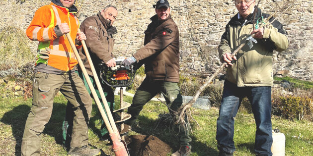 Christoph Krasemann, Gärtner, Stefan Herd und Michael Mink, Geo-Naturparks Bergstraße-Odenwald und Dr. Siegfried Schwarzmüller, Stadtrat Lindenfels (v.l). Foto: Stadt Lindenfels 