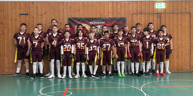 Das „cheeeeeese“ für den Fotografen müssen sie noch üben. Im Flagfootball hingegen zählen sie bereits zu den Besten. Die U13er der Redskins. Foto: Redskins