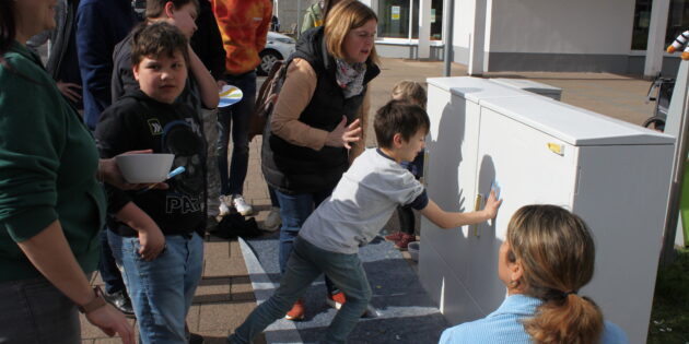 Ein „feuchter Händedruck“ mal mit ganz anderer Bedeutung: Unter dem Motto "Make Peace Not War" bekam der Stromkasten vor dem Haus am Römer ein neues Design. Foto: Nadine Schütz