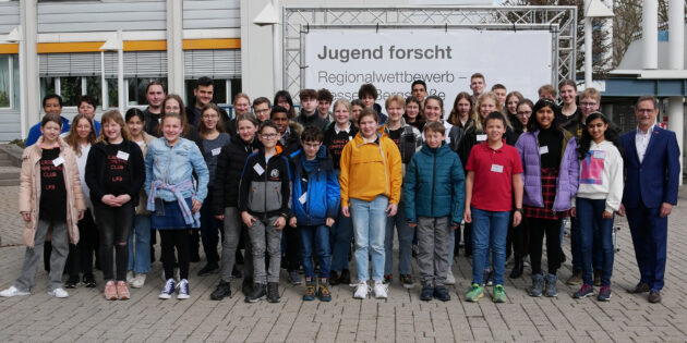 Die Erstplatzierten des Regionalwettbewerbs von „Jugend forscht – Schüler experimentieren“ Hessen Bergstraße stehen fest. Insgesamt 10 von 21 Projekten haben sich für den Landeswettbewerb Hessen qualifiziert. Insgesamt 39 Nachwuchsforschende haben am 11. März 2023 unter dem Motto „Mach Ideen groß“ ihre Projekte der Jury von Jugend forscht bei der BASF Lampertheim GmbH vorgestellt. Foto: oh