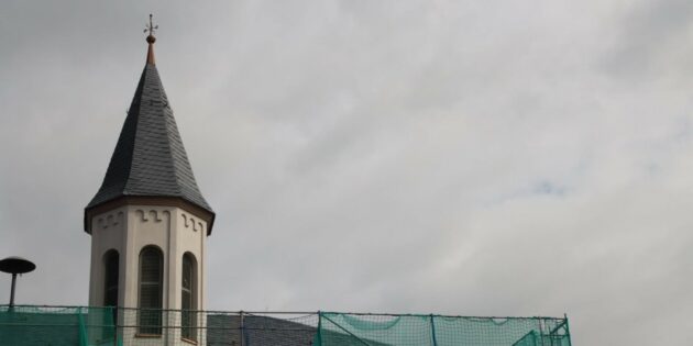 Der Turm in echt und auf alten Ansichtskarten – wie er einst eckig wurde 