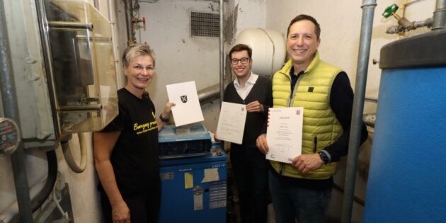 Beim Kanu-Club soll bald eine neue Heizungsanlage für effiziente Wärme sorgen. Ulrike Gliem, 2.Vorsitzende des Kanu-Clubs erhielt die Förderzusage aus der Vereinsförderung der Stadt Lampertheim. Erster Stadtrat Marius Schmidt (Mitte) erläuterte das neue Landesprogramm „Sport integriert Hessen“. Beim Sportcoach der Stadt Lampertheim Dirk Eichenauer können sich die Vereine melden. Foto: Hannelore Nowacki