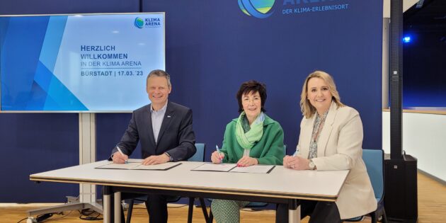Unterzeichneten den Kooperationsvertrag zwischen der Stadt Bürstadt und der gemeinnützigen „Klimastiftung für Bürger“: Dr. Bernd Welz, Bürgermeisterin Barbara Schader und Stadträtin Julia Kilian-Engert (v.l.). Foto: oh