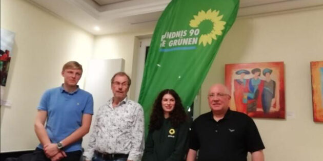 Der Ortsverbandsvorstand und die Beisitzenden wurden in ihren Ämtern bestätigt: (v. r.) Jan Hofmann; Cyro Klein; Lisa Gesue und Uwe Koch. Foto: oh