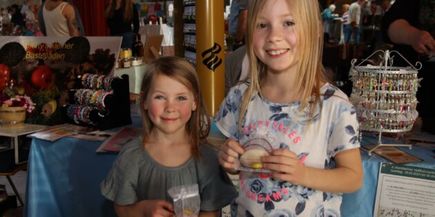 Helen und Jule aus Lampertheim haben sich bei der Osterausstellung Schmuck ausgesucht. Danach ging es mit ihrer Oma und Schwesterchen Nora im Kinderwagen zum Spielen in die alla-hopp!-Anlage. Foto: Hannelore Nowacki